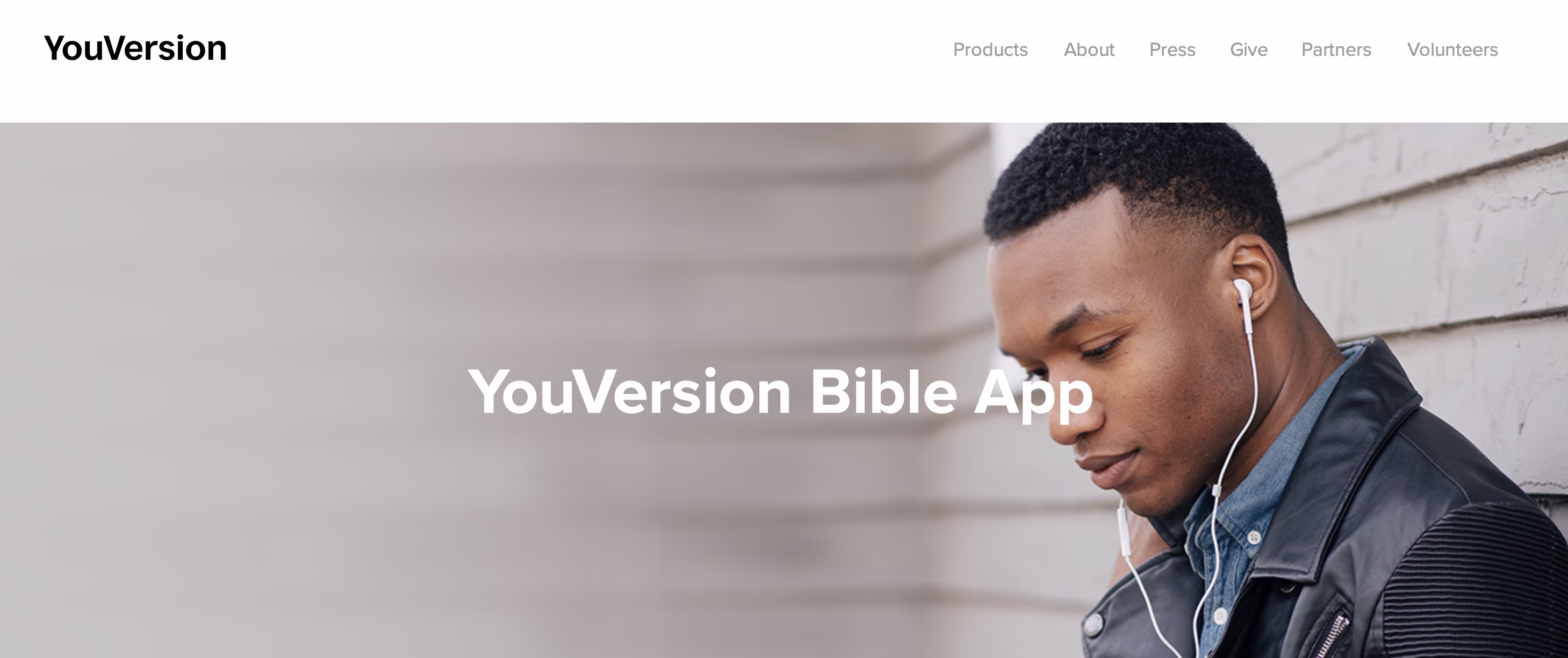 YouVersion Bibel-App-Oberfläche zeigt die App-Startseite und einen jungen Mann mit Ohrhörern
